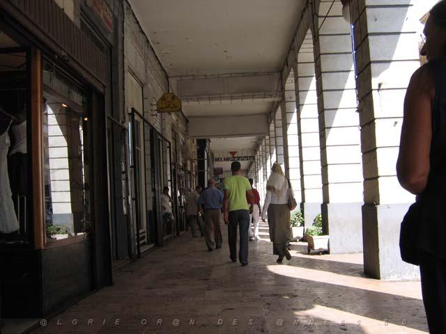 VOYAGE ORAN SEPTEMBRE 2006 34 10 sept. 06 - aprem -  RUE D ARZEW RUE LARBI BEN M HIDI LES ARCADES.JPG